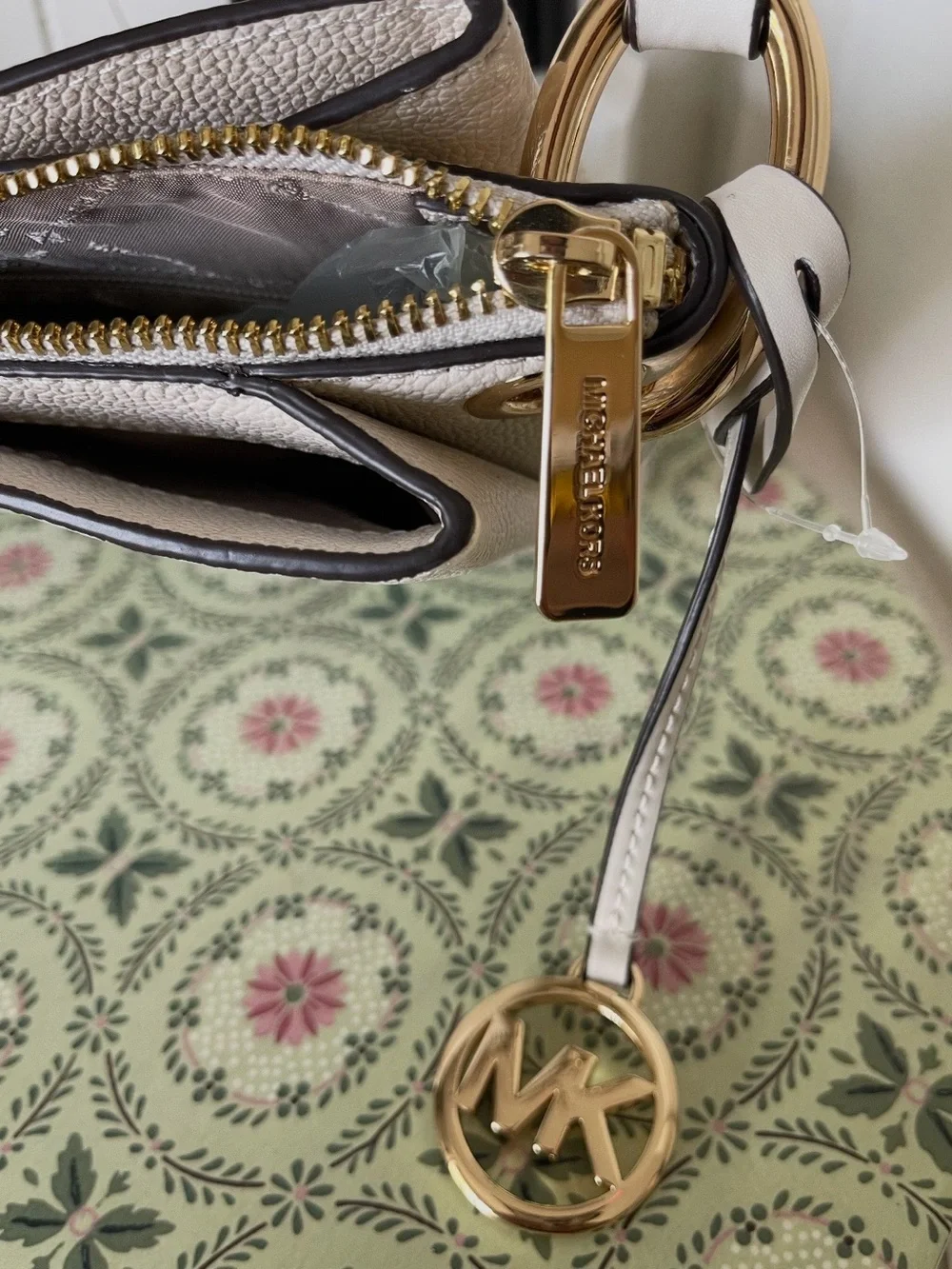 Michael Kors White Leather Shoulder Bag with Gold Accents